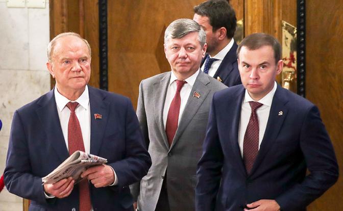 На фото: лидер КПРФ Геннадий Зюганов, заместитель председателя ЦК КПРФ, первый заместитель председателя комитета Госдумы по международным делам Дмитрий Новиков и заместитель председателя ЦК КПРФ Юрий Афонин (слева направо)