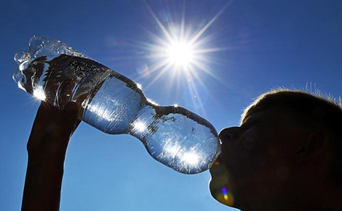 Врач рассказала, сколько воды можно пить в жару гипертоникам