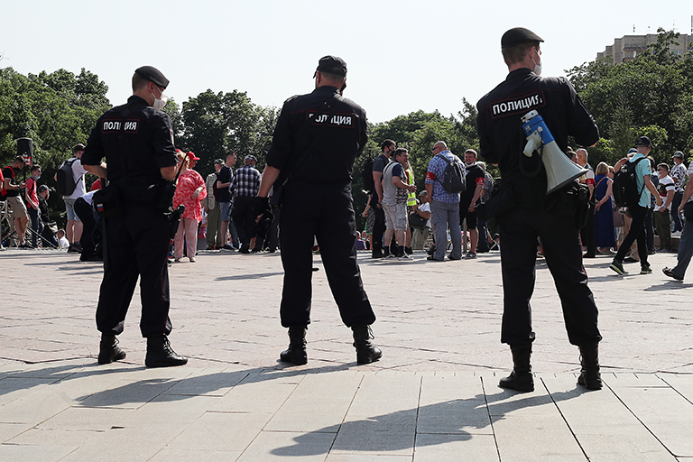 На фото: сотрудники полиции во время встречи депутатов Госдумы от КПРФ с избирателями в рамках акции КПРФ против принудительной вакцинации в Новопушкинском сквере в Москве