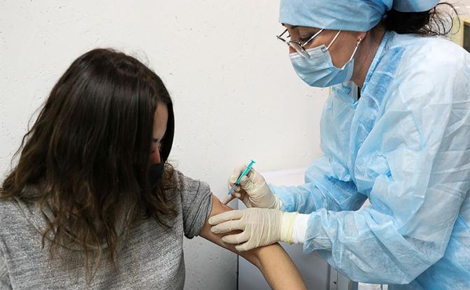 Врач объяснил, почему после прививки противопоказано загорать