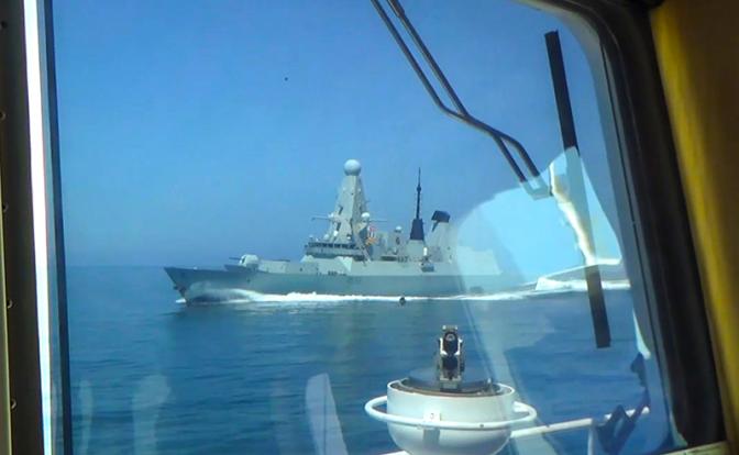 На фото: действующий в северо-западной части Черного моря эсминец Великобритании "Дефендер" нарушил государственную границу РФ и вошел в территориальное море в районе мыса Фиолент, углубившись на три километра