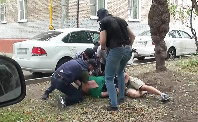 На фото: сотрудники ФСБ во время операции по задержанию сторонников запрещенной в РФ международной террористической организации "Исламское государство" (ИГ)*, планировавших теракты в Москве и Астраханской области.