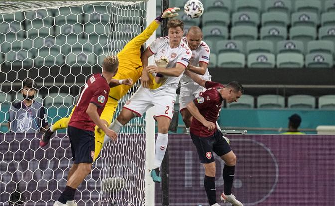 На фото: 1/4 финала чемпионата Европы по футболу 2020: Чехия - Дания - 2:1