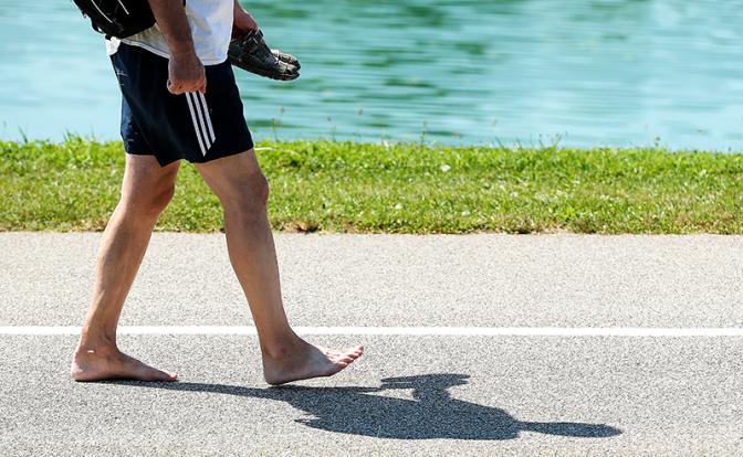 Стало известно, где и сколько можно ходить босиком