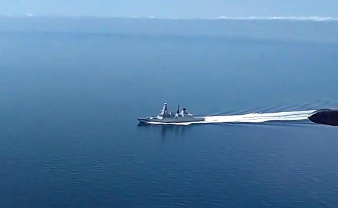 На фото: эсминец Великобритании "Дефендер"