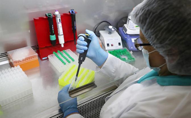 Профессор НИЦ им. Гамалеи допустил модификацию вакцин против коронавируса