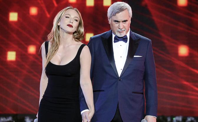 На фото: певец Валерий Меладзе и его супруга певица Альбина Джанабаева во время выступления на "Главном новогоднем концерте" в Крокус Сити Холле.