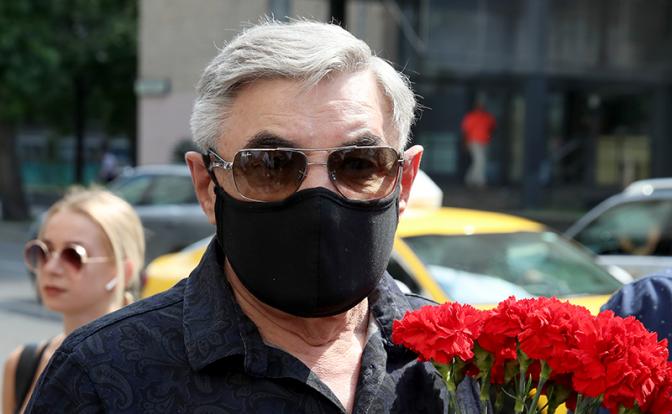 На фото: актер Александр Панкратов-Черный перед церемонией прощания с режиссером Владимиром Меньшовым у здания Центрального дома кинематографистов. 5 июля народный артист РСФСР, актер и режиссер Владимир Меньшов умер на 82-м году жизни