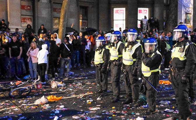 Английские футбольные фанаты избили итальянских