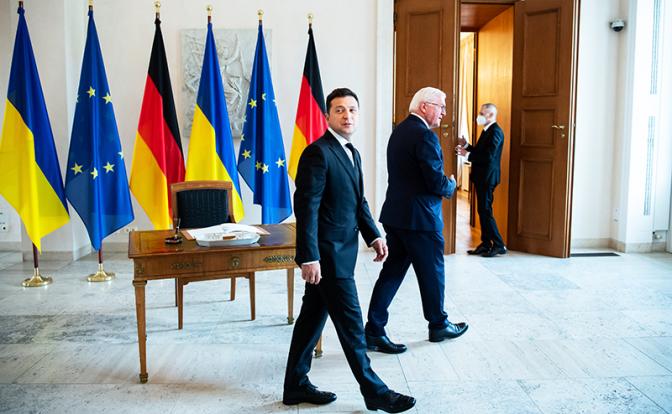 На фото: президент ФРГ Франк-Вальтер Штайнмайер (справа) и президент Украины Владимир Зеленский (слева) во дворце Бельвю.