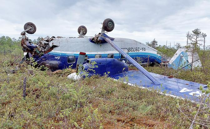 На фото: пассажирский самолет Ан-28, совершивший жесткую посадку в Томской области.