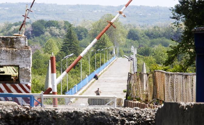 На фото: мост через реку Ингури - пограничный мост между Абхазией и Грузией.