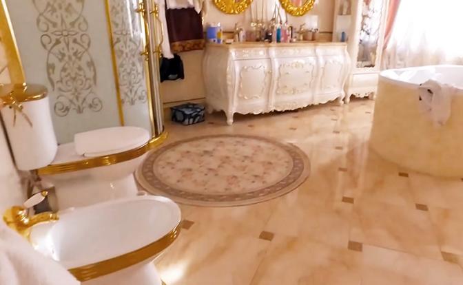 На фото: интерьеры дома начальника управления ГИБДД Ставропольского края Алексея Сафонова, который был задержан по подозрению в получении взяток на общую сумму более 19 млн рублей.