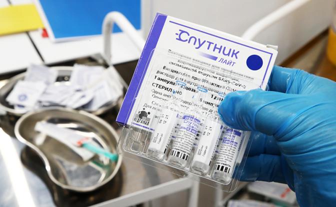 Минздрав одобрил испытания совместного применения двух вакцин от коронавируса