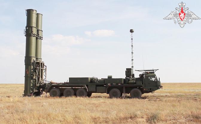 На фото: новейшая зенитная ракетная система (ЗРС) С-500