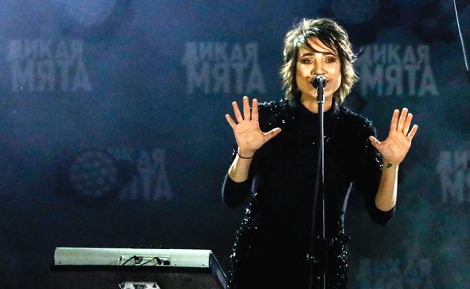 На фото: певица Земфира во время выступления