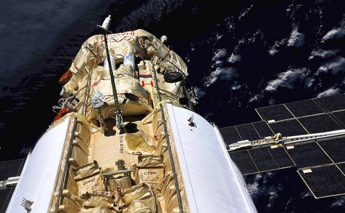 На фото: многоцелевой лабораторный модуль “Наука” во время стыковки с Международной космической станцией.