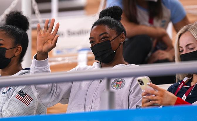 На фото: Симона Байлз (США) на трибунах во время финала женского многоборья в Гимнастическом центре Ариаке, Токио, Япония.