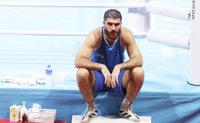 На фото: Мурад Алиев (Франция) отказывается покидать ринг, не согласный с решением о дисквалификации после удара головой Фрейзера Кларка (Великобритания) в поединке 1/4 финала.