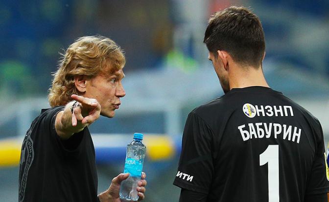 На фото: главный тренер "Ростова" Валерий Карпин (слева) на матче чемпионата России по футболу между командами "Ростов" (Ростов-на-Дону) и "Зенит" (Санкт-Петербург), 01 августа 2021 года