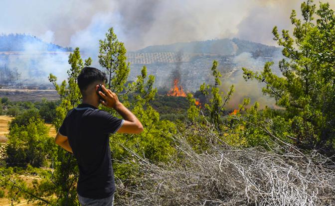 На фото: во время лесных пожаров в районе города Манавгат в турецкой провинции Анталья