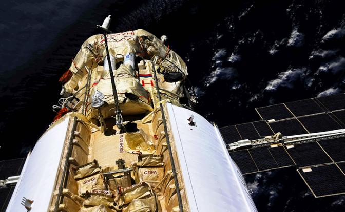 На фото: многоцелевой лабораторный модуль “Наука” во время стыковки с Международной космической станцией. Модуль "Наука" предназначен для реализации российской программы научно-прикладных исследований и экспериментов.