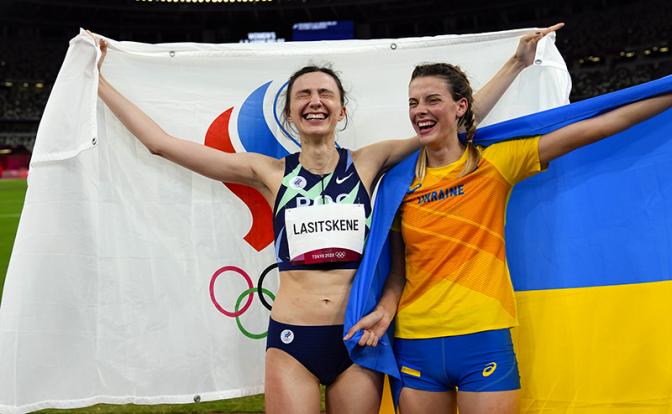 На фото (слева направо): Мария Ласицкене (ОКР, золото) и Ярослава Магучих (Украина, бронза)
