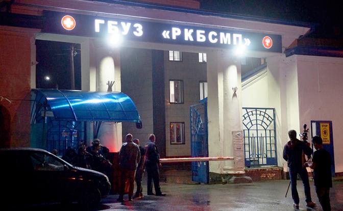 На фото: въезд на территорию республиканской клинической больницы скорой помощи, где из-за поломки кислородной системы погибли пациенты с коронавирусом.