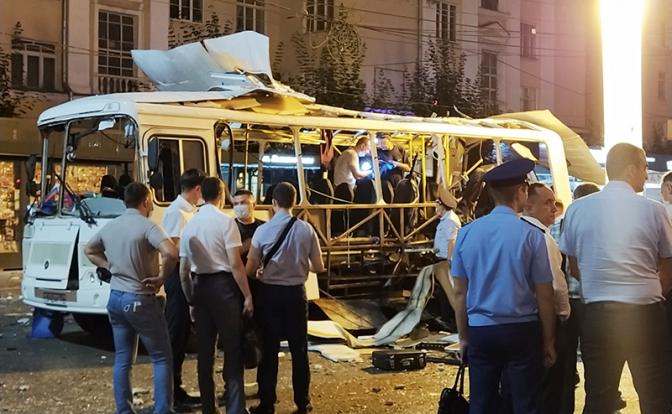 На фото: взорвавшийся пассажирский автобус ПАЗ у торгового центра "Галерея Чижова".