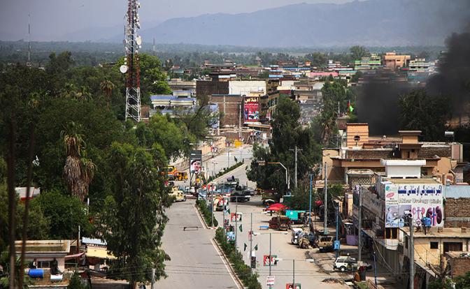 На фото: вид на афганский Джелалабад после атаки боевиков, 2018 год
