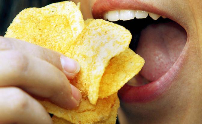 Врач назвал безопасную дозу чипсов