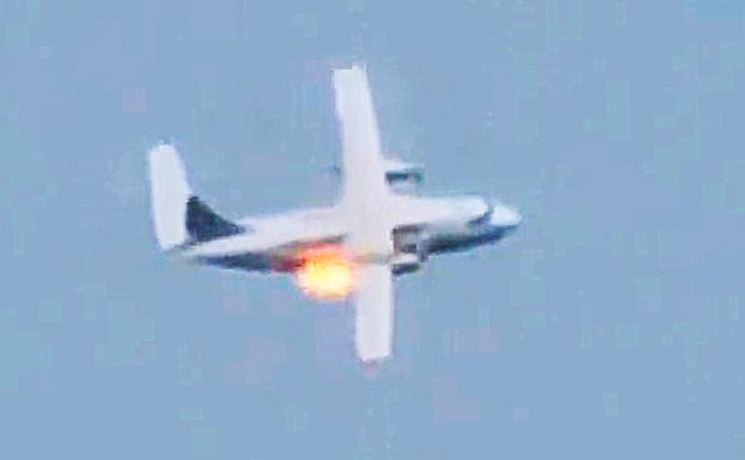 На фото: военно-транспортный самолет Ил-112В с горящим правым двигателем во время катастрофы в ходе тренировочного полета в районе аэродрома "Кубинка".