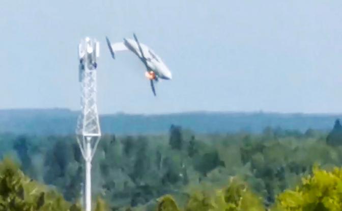 На фото: военно-транспортный самолет Ил-112В с горящим правым двигателем во время катастрофы в ходе тренировочного полета в районе аэродрома "Кубинка".