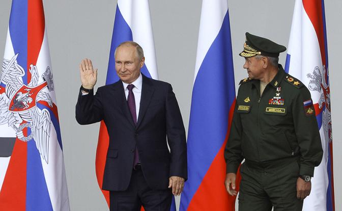 На фото: президент России Владимир Путин и министр обороны РФ Сергей Шойгу (слева направо) на церемонии открытия Международного военно-технического форума "Армия-2021" в парке "Патриот".