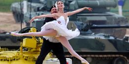 "Лебединое озеро" на крыше танка, шоу парашютистов, искусство вождения и точность стрельбы: Форум "Армия 2021"