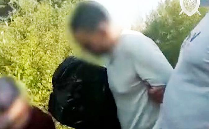 На фото: задержанный по подозрению в убийстве восьмилетней девочки в Тюмени Виталий Бережной (в центре) во время следственного эксперимента.