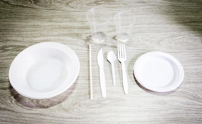 Соцопрос: россияне готовы к отказу от пластиковой посуды