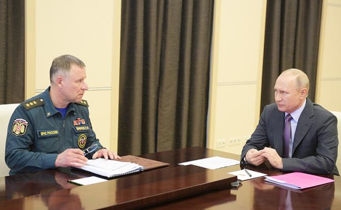 На фото: президент РФ Владимир Путин и глава МЧС РФ Евгений Зиничев (справа налево)