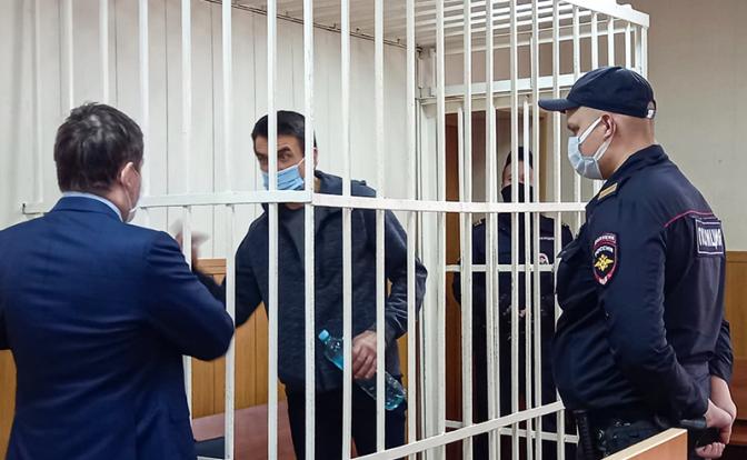 На фото: экс-министр по вопросам Открытого правительства РФ Михаил Абызов (в центре) перед началом судебного заседания