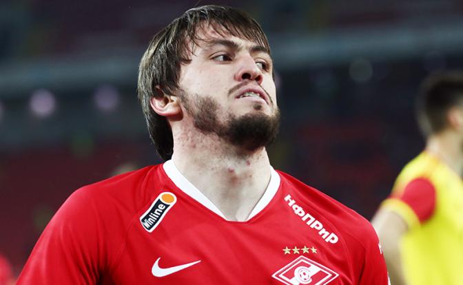 На фото: игрок "Спартака" Резиуан Мирзов