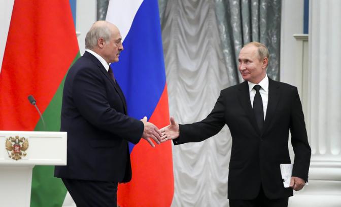 На фото: президент России Владимир Путин и президент Белоруссии Александр Лукашенко (справа налево) во время пресс-конференции по итогам встречи в Кремле.