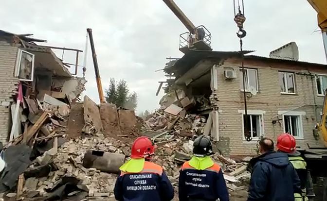 На фото: на месте обрушения подъезда из-за взрыва газа в жилом доме в поселке Солидарность Елецкого района