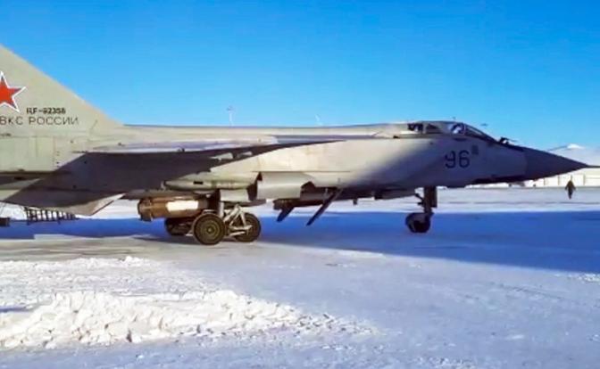 На фото: экипажи истребителей МиГ-31БМ несут дежурство по противовоздушной обороне на аэродроме Анадырь.