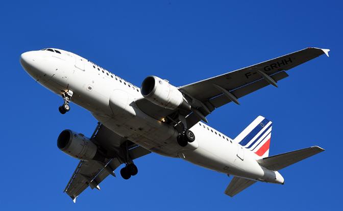 На борту авиалайнера раздался взрыв