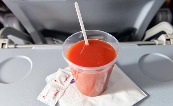 Ученые выяснили, какой напиток становится вкуснее в самолете