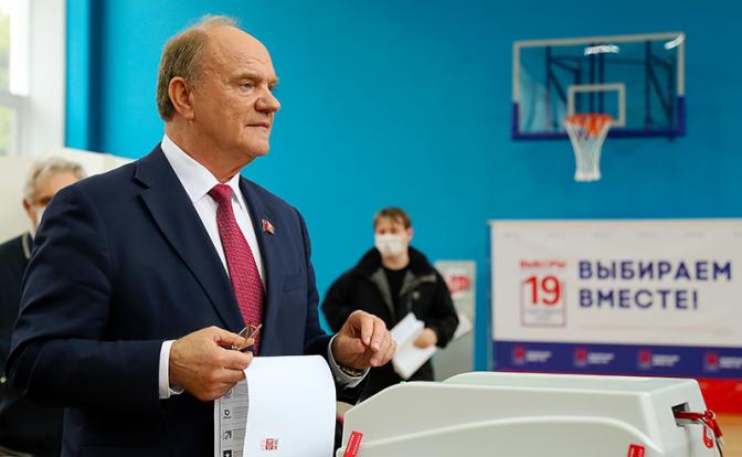 На фото: председатель ЦК КПРФ, руководитель фракции КПРФ в Госдуме Геннадий Зюганов (слева) во время голосования на выборах депутатов Государственной Думы РФ на избирательном участке № 142 в Доме творчества на Миуссах.