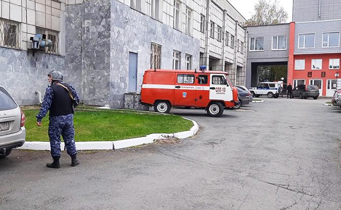 На территории Пермского государственного национального исследовательского университета на улице Генкеля, где неизвестный устроил стрельбу в одном из корпусов. Максимально возможное качество.