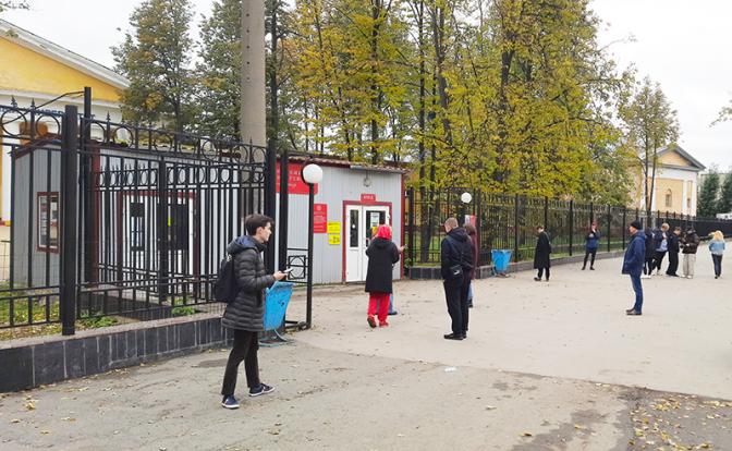 У входа на территорию Пермского государственного национального исследовательского университета на улице Генкеля, где неизвестный устроил стрельбу в одном из корпусов.