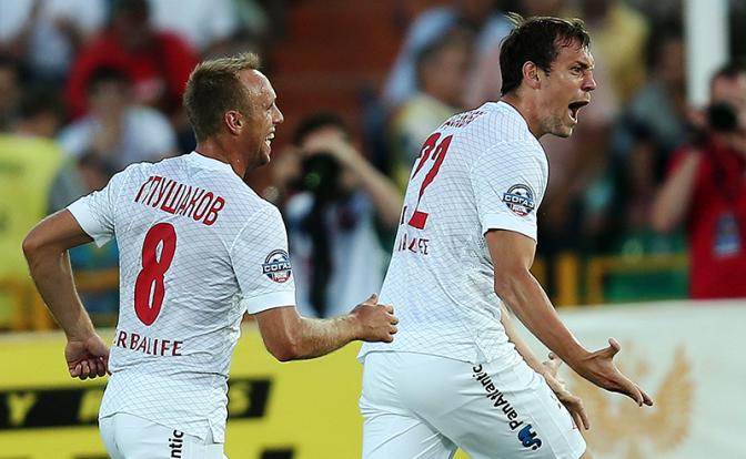 На фото: футболисты Денис Глушаков и Артем Дзюба