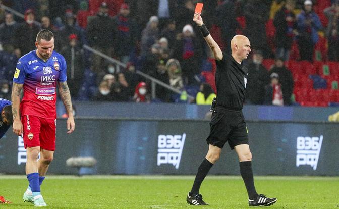 На фото: игрок ЦСКА Антон Заболотный (слева)